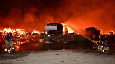 اندلاع حريق هائل بالكويت وفرق الإطفاء تكافح لإخماده 