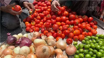  الطماطم والبصل يواصلان الارتفاع، أسعار الخضار اليوم في سوق العبور