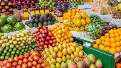 سعر الفاكهة اليوم السبت، هزة في العنب وارتفاع جديد بالكانتلوب والتين البرشومي