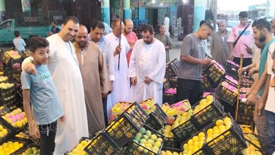 بالطبل البلدي، تجار الجملة يحتفلون بمزاد المانجو في سوق المستقبل بالإسماعيلية (فيديو وصور) 