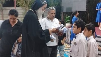 الأنبا بيمن يوزع جوائز على الأطفال المشاركين في كورال الكنيسة (فيديو)