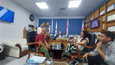 حسام حسن وزوجته في زيارة لمستشفى العجمي التخصصي (فيديو وصور)