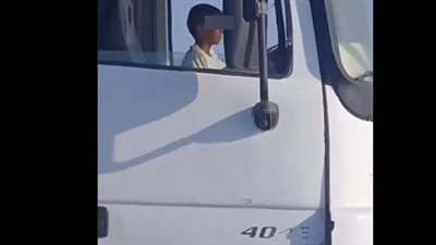 مقطع مرعب، طفل يقود تريلا على الطريق السريع والنشطاء يحذرون من كارثة (فيديو)