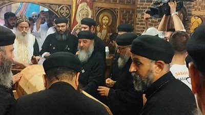 الأنبا بيمن يترأس عشية نهضة اللابس الروح بديره في نقادة بقنا (صور)
