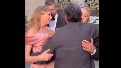 زوجة إيلي صعب تحرج الفنان وائل كفوري في حفل زفاف ابنها (فيديو)