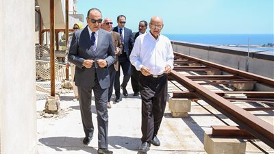  وزير قطاع الأعمال يجري جولة تفقدية لمبنى 