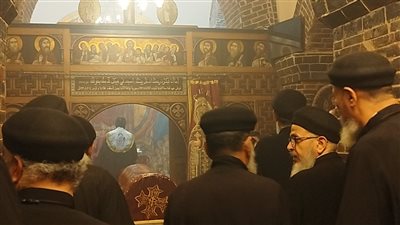 الأقباط يحتفلون بتطييب رفات اللابس الروح بديره في قنا (فيديو)