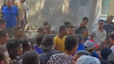 لحظة استخراج آخر الضحايا من أسفل أنقاض عقار مصر القديمة المنهار (فيديو)