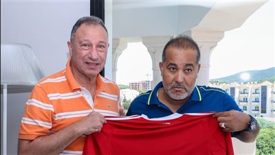 الخطيب يهدي تيشرت الأهلي للشركة المنظمة لمعسكر الفريق في تونس (صور)