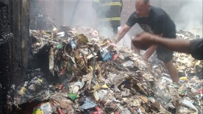 الفرح تحول لمأساة، الشماريخ تتسبب في اندلاع حريق مخزن كرتون بالخصوص (صور)