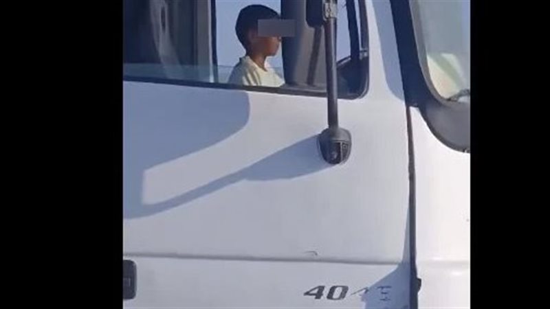 طفل يقود تريلا على