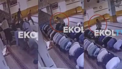 لقطات صادمة لمقتل رجل ستيني طعنا أثناء صلاته داخل مسجد في تركيا (فيديو)