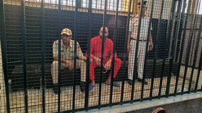 ببدلة الإعدام والسبحة، إيداع المتهم بقتل خاله حرقا قفص الاتهام بجنايات الأقصر (صور)