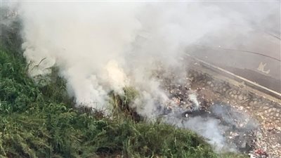 إخماد حريق نشب داخل سيارة وأشجار بكورنيش المعادي (صور)