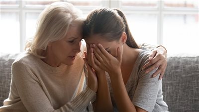 نصائح للأمهات للتعامل مع بناتهن عند اكتشاف علاقة عاطفية سامة