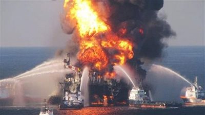 حريق بسفينة إندونيسية يُجبر الركاب على القفز في البحر للنجاة