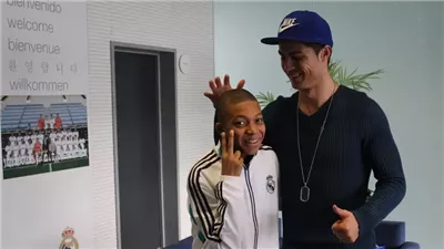 مبابي يكشف بعد سنوات عن ملتقط صورته في الطفولة مع كريستيانو رونالدو