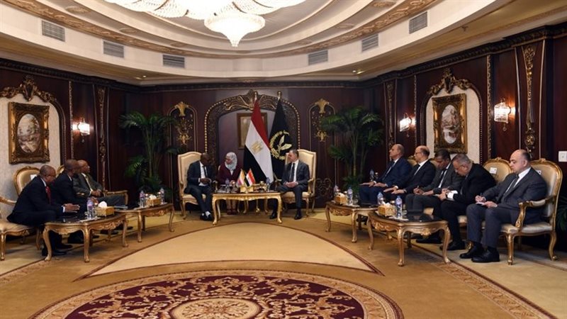 وزير الداخلية يستقبل
