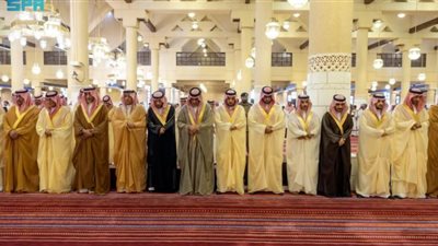 مشاهد من أداء صلاة الجنازة على 