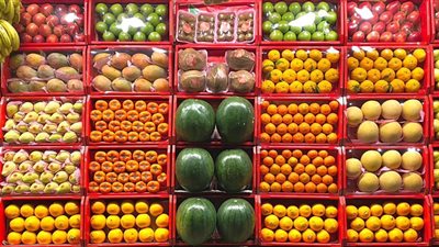  انخفاض العنب والتفاح والشمام، سعر الفاكهة اليوم في سوق العبور