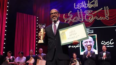 رسالة مؤثرة من أشرف عبد الباقي لزوجته خلال تكريمه بالقومي للمسرح (فيديو)