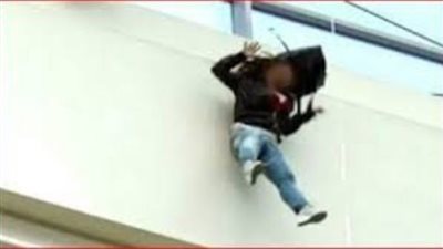 الأمن يحقق في واقعة سقوط طالبة من شرفة مسكنها بالمرج