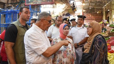 محافظ الإسكندرية لـ بائع: ليه الموز بـ50 جنيه انا بشتريه بـ30 بس