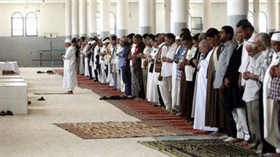 حكم صلاة الجنازة في المساجد التي بها أضرحة وقراءة القرآن عند القبر أثناء الدفن