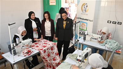 محافظ البحيرة ورئيس قومي المرأة يتفقدان مشغل البحراوية ووحدة 