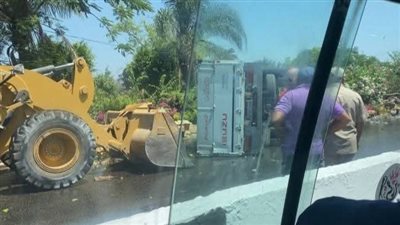 لحظة إزالة آثار انقلاب سيارة محملة زيت على طريق المنصورة - ميت غمر (صور)