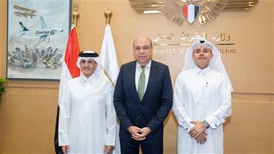 وزير الطيران يستقبل وفدًا قطريًا ويكشف عن مشروع مشترك لتطوير المسارات الجوية