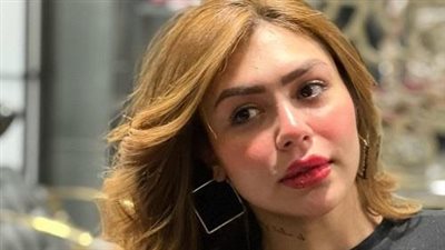 وصول هدير عبد الرازق المحكمة الاقتصادية لتسليم نفسها تمهيدا لنظر جلسة معارضتها