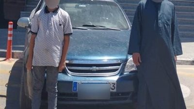 طفل يقود سيارة ملاكي في الجيزة، والأمن يتحفظ على المركبة بعد تداول فيديو الواقعة