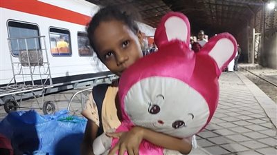 تمهيدا للعودة إلى بلادهم، طفلة سودانية تصطحب 