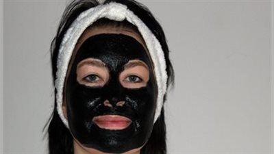 قناع الفحم لتقشير البشرة وتوحيد لونها