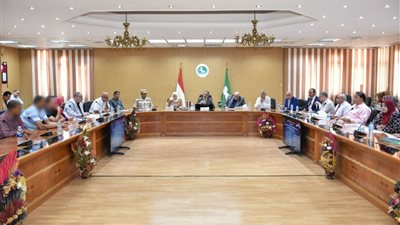 محافظ الشرقية: تقديم مساعدات للأسر الأولى بالرعاية وفرص عمل