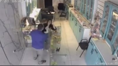 موجة غضب بسبب ضرب أب لابنته في صيدلية، والنشطاء يطالبون بالتصدي للعنف الأسري (فيديو)