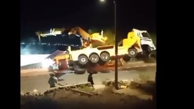 خسائر بالملايين، لحظة تحطم رافعة وشاحنة إسرائيلية أثناء نقل قاعدة عسكرية (فيديو)