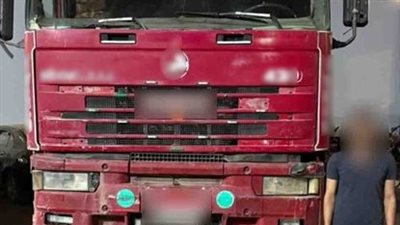 أخفى لوحات السيارة للهروب، ضبط سائق نقل يسير عكس الاتجاه على طريق سريع بأسيوط