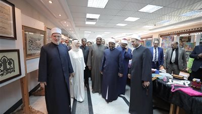 قيادات الأزهر يفتتحون المعرض الفني الرابع للمسابقة العالمية للوافدين 