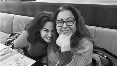 كيف يدور العالم بدون أمّ، رسالة وداع مؤثرة من هند صبري لوالدتها الراحلة 