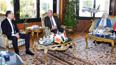 وزير الطيران المدني يستقبل السفير الفرنسي ويشيد بتنظيم معرض باريس الدولي