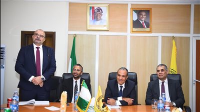 وزير الخارجية يزور مقر شركة المقاولون العرب في أبوجا