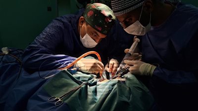 مستشفى الشيخ زايد ينجح في إنقاذ حياة شاب من إصابة نافذة بالرقبة وتهشم بعظام الجمجمة