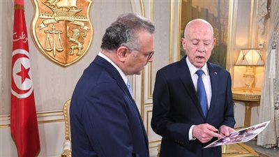 طفل يبكي ويأكل الرمل، الرئيس التونسي يواجه كبير مستشاري ترامب بصور أطفال غزة (فيديو)