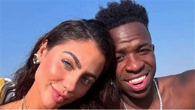 النداهة، صور فينيسيوس جونيور مع 4 فتيات دفعة واحدة بأحد الشواطئ تثير الجدل