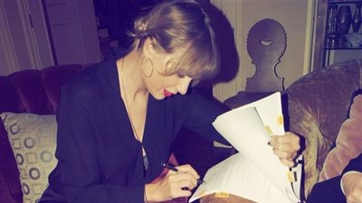 تايلور سويفت تبيع أسهمها في بورصة أمريكا (صور)