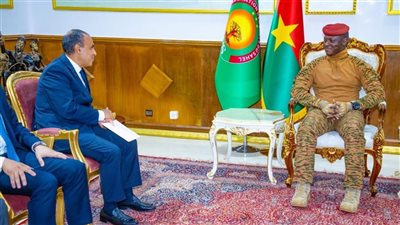 وزير الخارجية يسلم رسالة خطية من السيسي إلى رئيس بوركينا فاسو (صور)