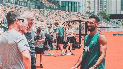 بابتسامة معتادة من الملك، محمد صلاح يلتقي أساطير ليفربول في هونج كونج (فيديو)