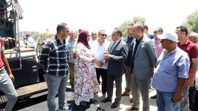 محافظ الشرقية يتفقد أعمال استكمال رصف طريق المانسترلي بأبو كبير 